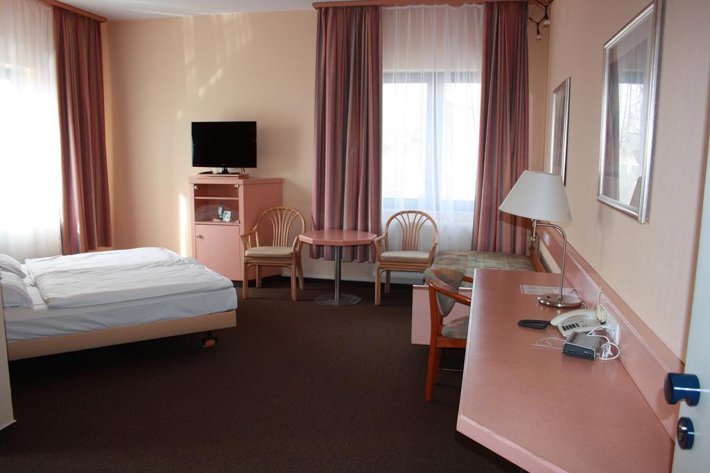 Hotel Christinenhof Garni - Bed & Breakfast Gadebusch Exteriör bild