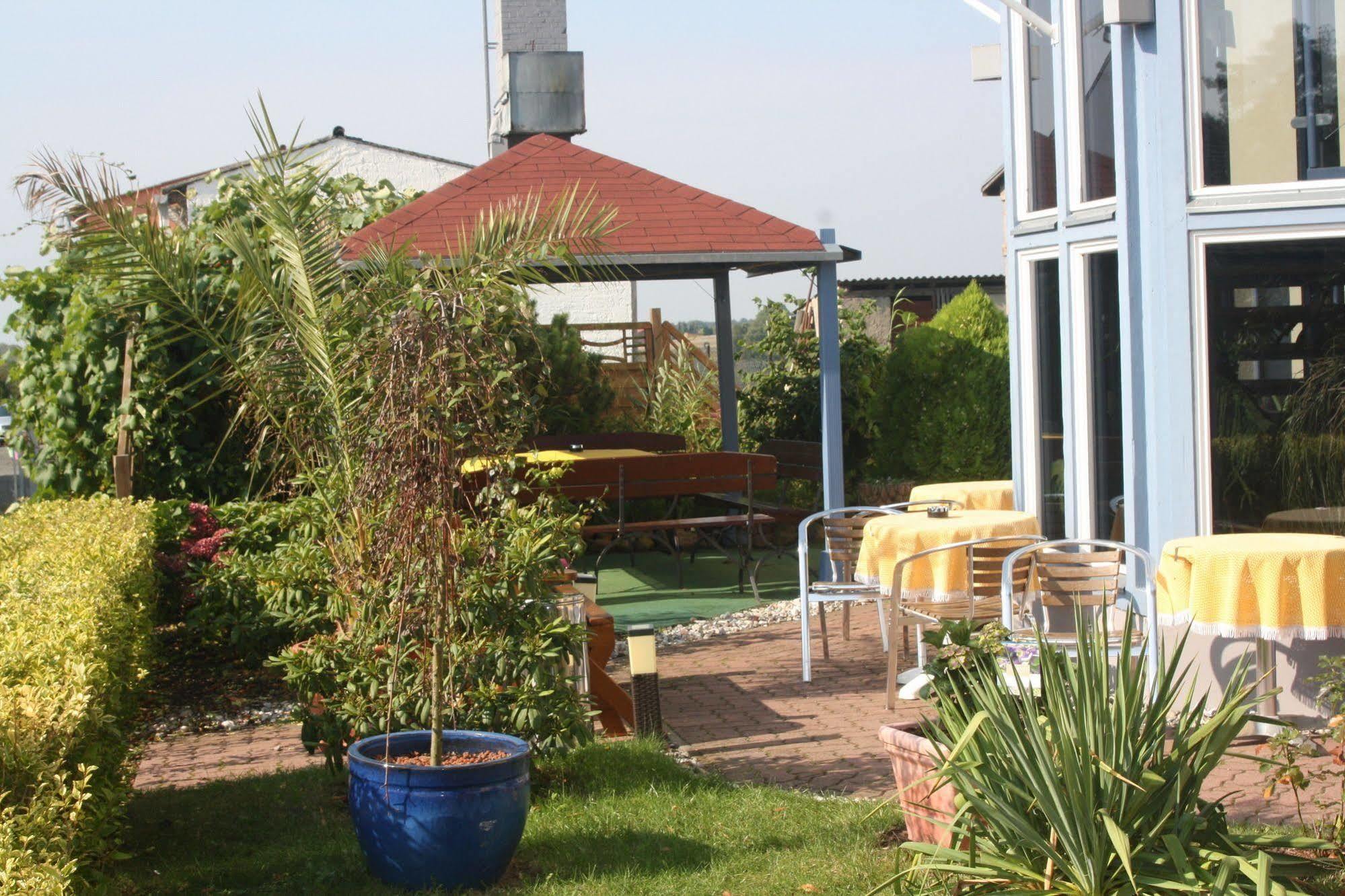 Hotel Christinenhof Garni - Bed & Breakfast Gadebusch Exteriör bild